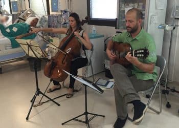 Los microconciertos en hospitales de la Comunitat Valenciana arrancaron ayer en el Doctor Peset