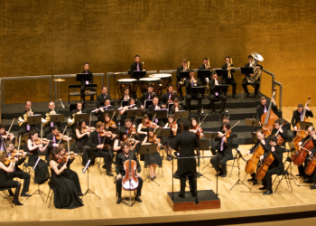 Minhea Ignat, dirige a la Orquesta Filarmónica de la Universidad de Alicante en un concierto solidario