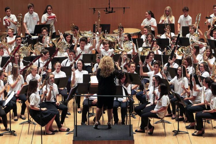 Los jóvenes músicos de la Gran Banda Bankia-Las Provincias ponen de pie al Palau