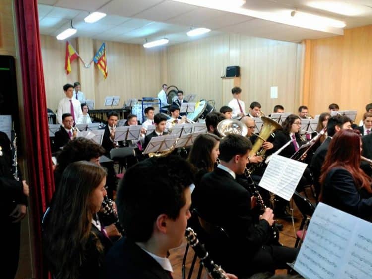 La Agrupación Musical Carrera Fuente de San Luís sca su música a la calle