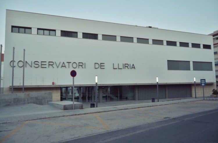 Les Corts piden un mapa de los centros de enseñanzas artísticas