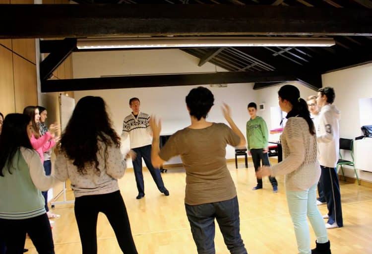 Un curso acerca a los docentes el método Dalcroze