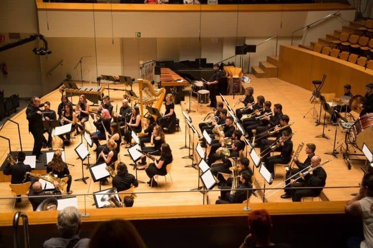 La banda de la Associació Música Jove ofrece un concierto en la Mostra Viva del Mediterrani
