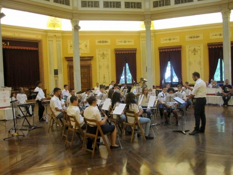 Les bandes joves de l’Ateneu de Cocentaina i la Nova d’Alcoi despedixen setembre amb bona música