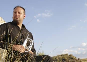 El corneta Dani Baza actúa junto a la banda de la Sociedad Musical de Alboraia