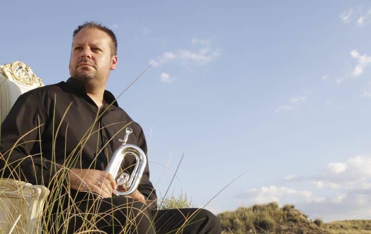 El corneta Dani Baza actúa junto a la banda de la Sociedad Musical de Alboraia