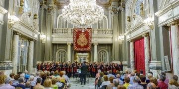 El cor del col•legi Helios de L’Eliana ofereix un concert a l’Ajuntament de València