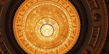 El Clarín llança el projecte “Encenem la nostra llum” per rehabilitar la làmpada del teatre