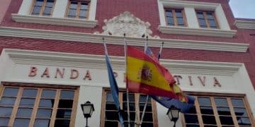 La Primitiva de Llíria penja el crespó negre en la bandera de la societat en reconeixement a totes les víctimes del Covid19