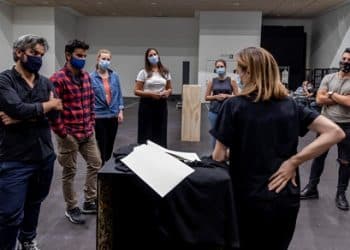 Un muntatge semiescenificat de ‘Così fan tutte’ obri la nova temporada de Les Arts