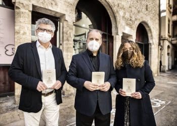D'esquerra a dreta, Josep Lluís Galiana, Josu de Solaun i Glòria Tello davant de L’Almodí