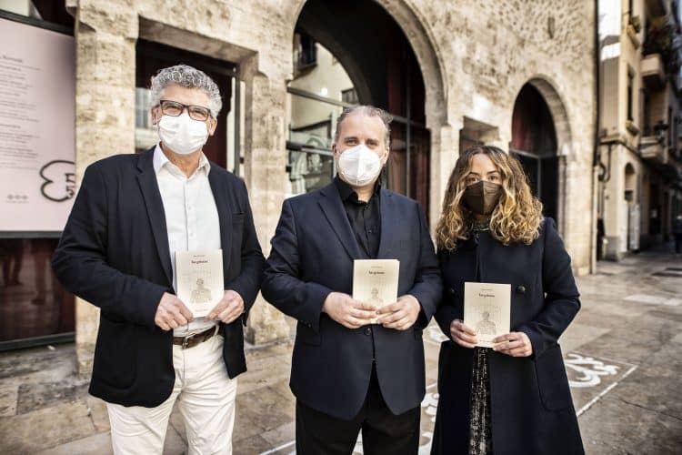 D'esquerra a dreta, Josep Lluís Galiana, Josu de Solaun i Glòria Tello davant de L’Almodí