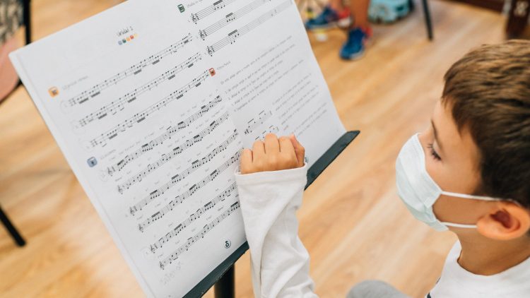 Xiquet estudiant una partitura