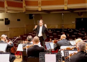 Levente Török, dirigint l'orquestra