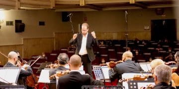 Levente Török, dirigint l'orquestra