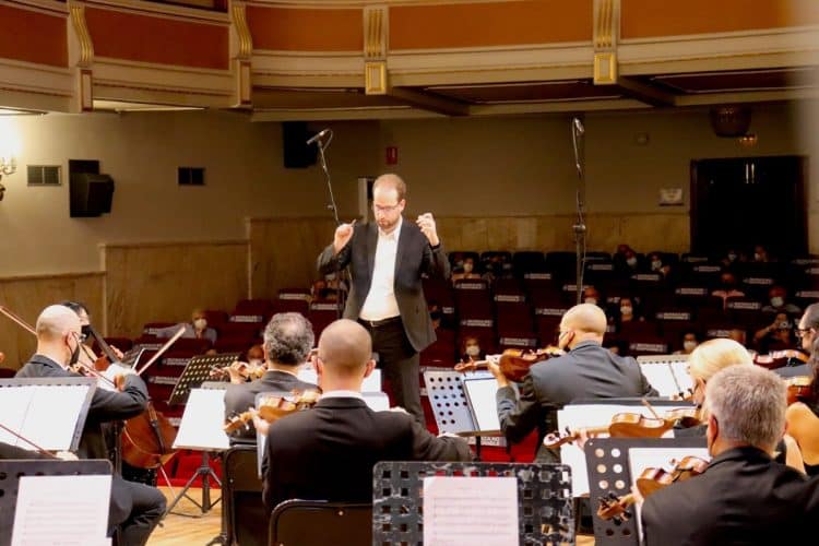 Levente Török, dirigint l'orquestra