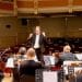 Levente Török, dirigint l'orquestra