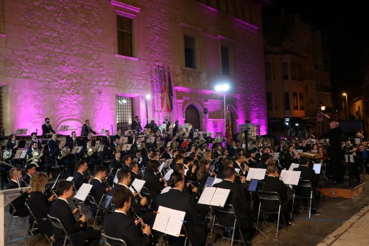 La Unió Musical i la Primitiva delecten amb la seua música en una nova edició del ‘Concert de les Bandes’ de Llíria