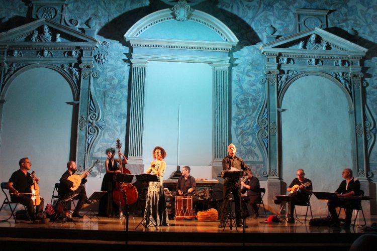 Capella de Ministrers en concert. Els cantants Èlia Casanova i Pi de Vittorio en primer pla; d'esquerra a dreta, Carles Magraner, Robert Cases, Lixsania Fernández, Pau Ballester, David Antich, Eduard Navarro i Aziz Samsaoui. Autora: Lluna Issa Casterà.