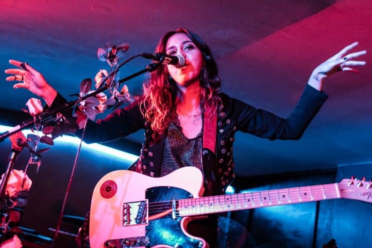 Nadia Sheikh en el concert oferit en The Moon (Cardiff). Autor: Jon Mo