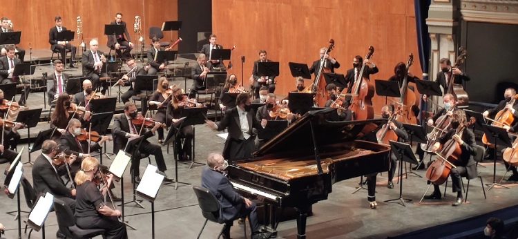 Josu de Solaun con la Orquesta Filarmónica de Málaga.