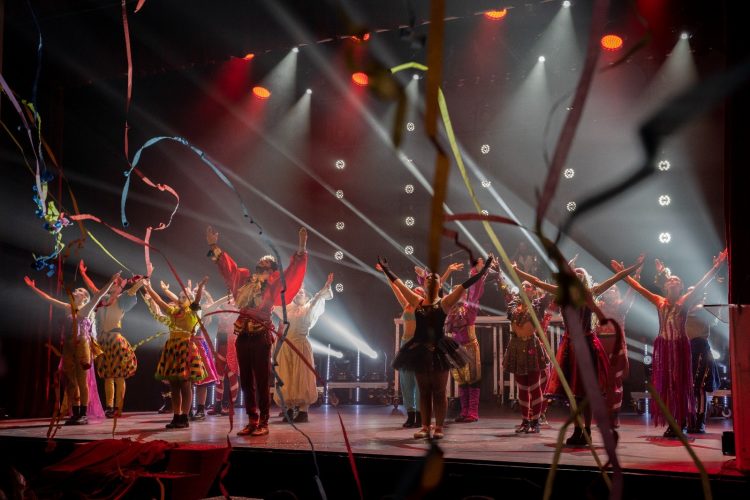 Alzira aplaudix la reobertura del Gran Teatre, una gala a benefici dels damnificats de La Palma i que «assegura la tornada a la normalitat»