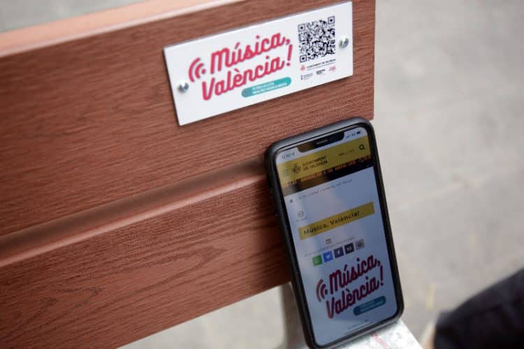 L’Ajuntament instal·la codis QR en parcs i edificis municipals per promoure la música en valencià