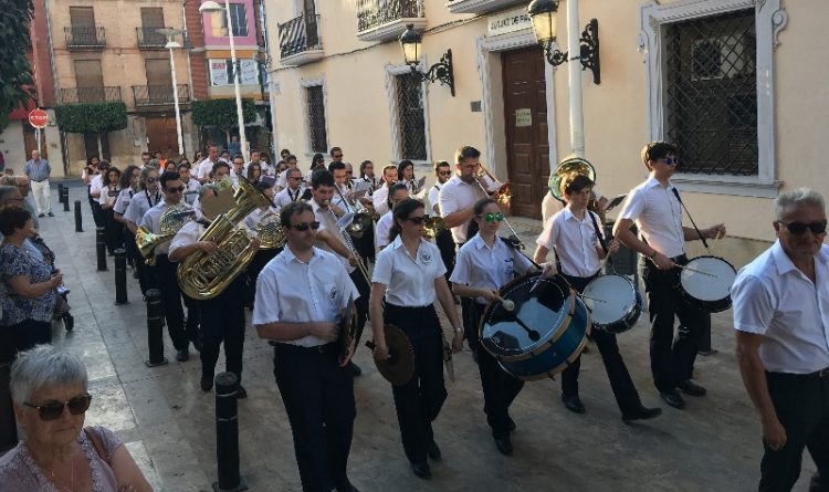 La Banda de la Societat Artística Musical d’Alginet en una cercavila
