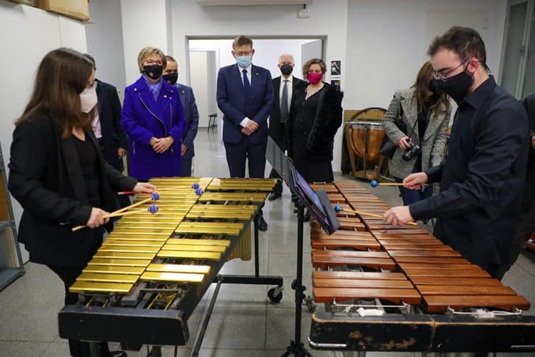 Ximo Puig valora l’aposta de la Unió Musical de Llíria per «la igualtat, l’educació i la innovació»