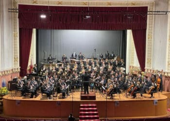 Buñol: “La Artística” deslumbra en su concierto en el Teatro Montecarlo con estreno de Salvador Sebastiá