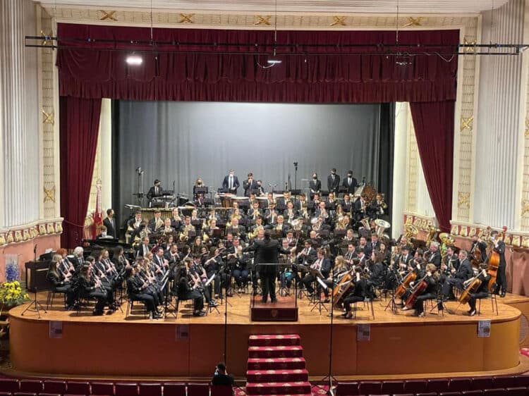 Buñol: “La Artística” deslumbra en su concierto en el Teatro Montecarlo con estreno de Salvador Sebastiá