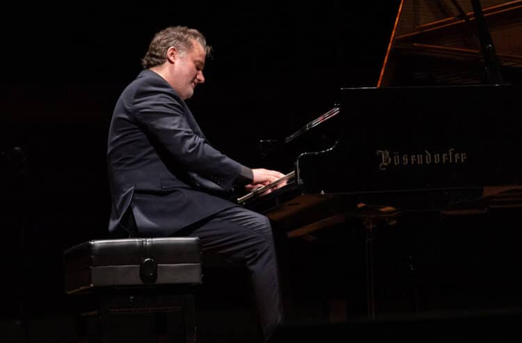 Los Premios ICMA nominan tres discos del pianista valenciano Josu de Solaun