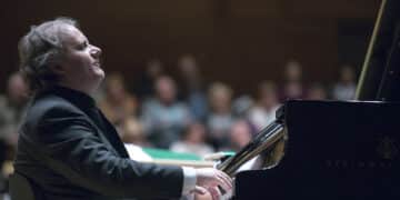 El valencià Josu de Solaun, recent guanyador en els ICMA, interpreta amb l’Orquestra de València el concert de Dvorák