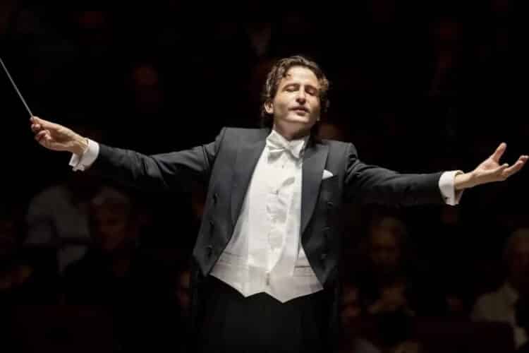 El valencià Gustavo Gimeno, el director espanyol més internacional, assaja en Les Arts ‘Jenůfa’