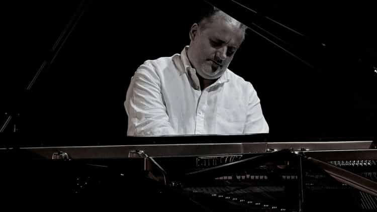 El pianista valencià Josu de Solaun publica ‘Roots’, un disc d’improvisació lliure