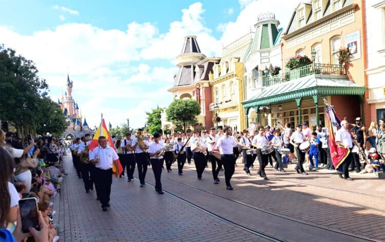 La Artística de Chiva desfila en el parque Disney en ParÍs