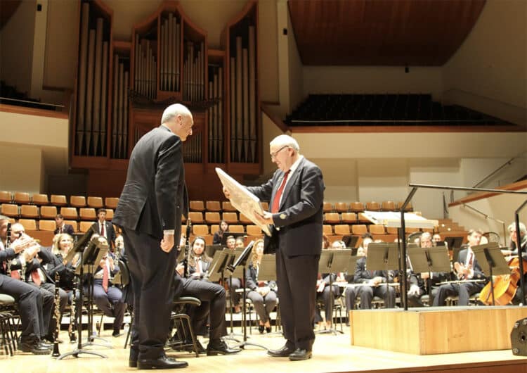 La Societat Ateneu Musical del Port de València ompli la Sala Iturbi en l’homenatge al seu director, Isidro Coll, desprès de 36 anys al front de la Banda