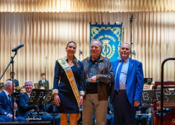 Serrat rep honors i glòries del Clarí de Llíria