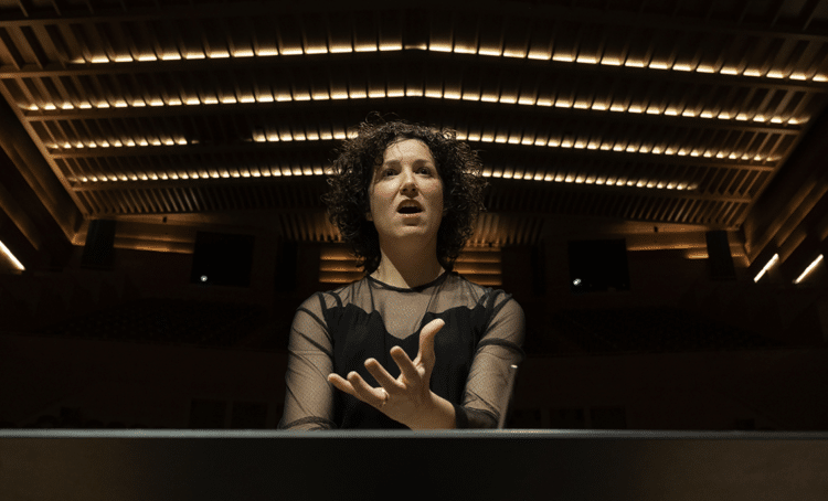 La valenciana Beatriz Fernández dirige a la Démos Orchestre de la Philharmonie de Paris en Marsella en el marco de la Olimpiada Cultural