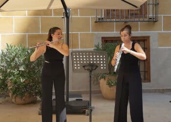 Los Conciertos del Huerto: La Cofradía de San Jerónimo entrega la recaudación a la Casa Ronald McDonald en València tras el concierto de Fustem Duo