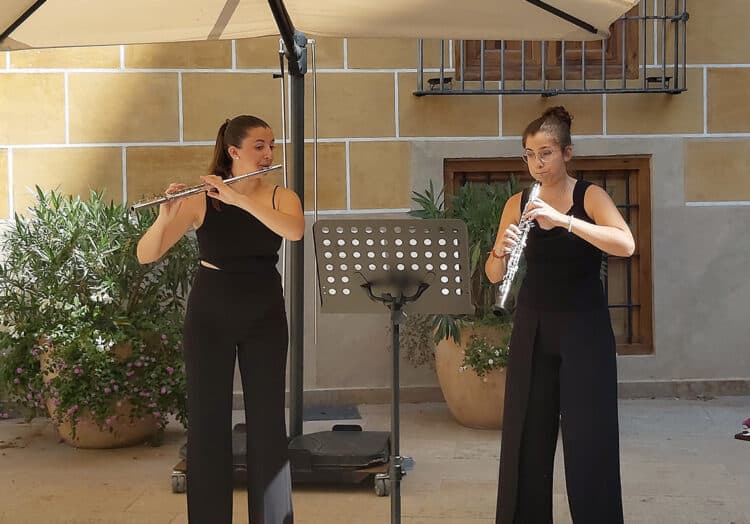 Los Conciertos del Huerto: La Cofradía de San Jerónimo entrega la recaudación a la Casa Ronald McDonald en València tras el concierto de Fustem Duo