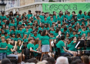 Més de 400 xiquets i xiquetes omplin Cullera de música en la gran festa ‘L’Escola Canta’