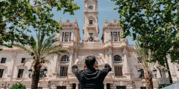 Certamen2024: Andrés Valero-Castells dirige en un concierto y una mascletà sinfónica a más de 500 músicos de cinco bandas juveniles en el Off Certamen