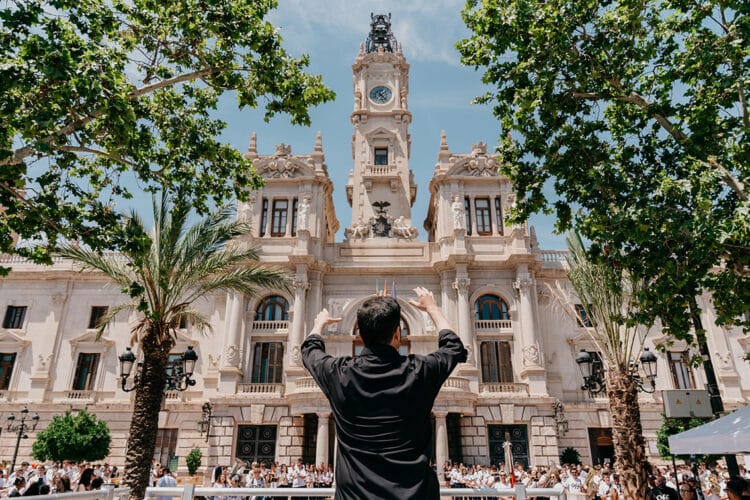 Certamen2024: Andrés Valero-Castells dirige en un concierto y una mascletà sinfónica a más de 500 músicos de cinco bandas juveniles en el Off Certamen