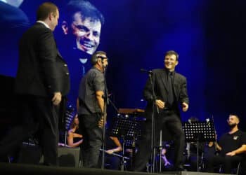Andrés Valero dirigeix el concert inaugural de la Fira d’Agost de Xàtiva amb Pep Gimeno ‘Botifarra’, Mònica Grau, Pau Chafer i 150 músics de La Primitiva i La Nova