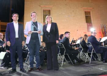 El director Álvaro Albiach rep el reconeixement musical de la seua ciutat en una nit deslluïda per la pluja