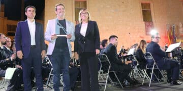 El director Álvaro Albiach rep el reconeixement musical de la seua ciutat en una nit deslluïda per la pluja