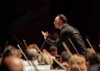 La Simfonia núm. 5 de Xostakóvitx en el debut de Teodor Currentzis ompli de virtuosisme el Palau de la Música de València