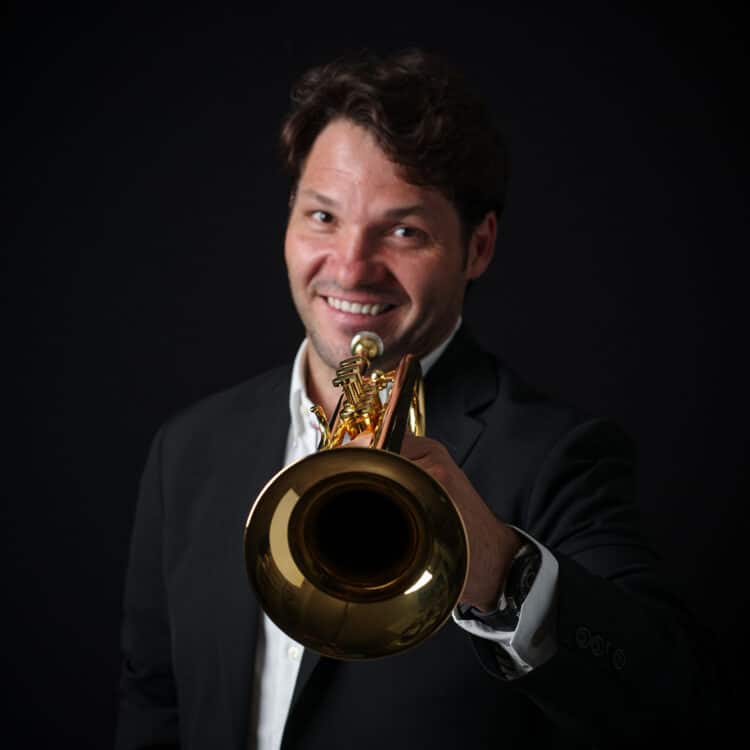 Raúl Junquera interpreta el concert per a trompeta de Tomasi amb l’Orquestra de València sota la batuta de Beatriz Fernández