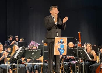 Chiva rinde homenaje a Luis Serrano Alarcón en el cierre de su gira mundial ‘Jalupe’